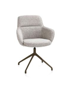 Schuin vooraanzicht van eetkamerstoel Mateo met armleuningen in kiezelkleurige stof en draaibare vierteenspoot in bruin metaal.