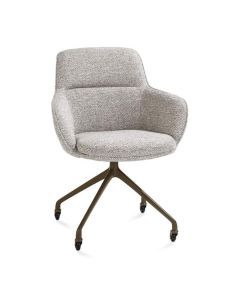 Schuin vooraanzicht van eetkamerstoel Mateo in kiezelkleur met armleuningen en draaibare poot op vier zwenkwielen.