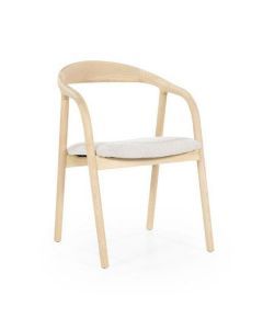 Eetkamerstoel Rayven van Eleonora met licht houten frame, gebogen rug- en armleuningen, en een comfortabele beige zitting van geweven stof.