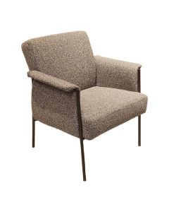 Fauteuil Henlay met gem&ecirc;leerde bruine bekleding en slank metalen buisframe.