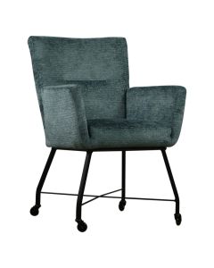 Armstoel Westport in groenblauwe stof met hoge rugleuning en zwart metalen onderstel op wielen schuin van voren