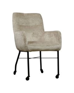 Armstoel Wallowa met beige boucl&eacute; bekleding en zwart metalen onderstel op vier wielen, schuin van voren gefotografeerd