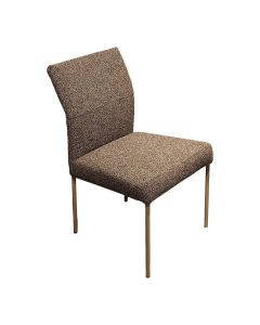 Hansen eetkamerstoel met gem&ecirc;leerde bekleding en slank rond buisframe in schuin vooraanzicht.