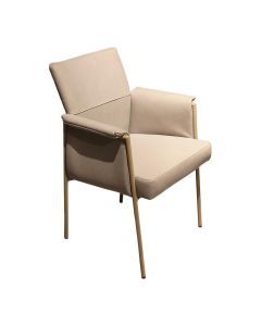 Hansen armstoel in Pearl leder met slank rond buisframe in schuin vooraanzicht.