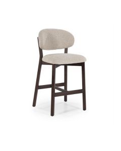 Schuin aanzicht van de Eleonora eetkamerstoel Mikky met beige zitting en lichtbruine houten poten.