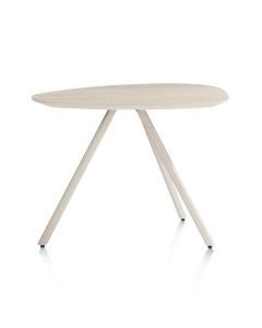 Salontafel Mintos van XOOON met een organisch gevormd blad in lichte houttint en slanke metalen poten, zijaanzicht.