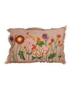 Rechthoekig sierkussen met een beige katoenen hoes, rijkelijk geborduurd met kleurrijke bloemen in groen, oranje, roze en roodtinten. De rand is licht gerafeld voor een speelse uitstraling.