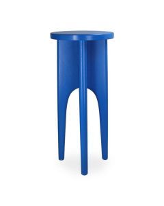 Moderne bijzettafel in felblauw met een strak, sculpturaal design en drie slanke poten.