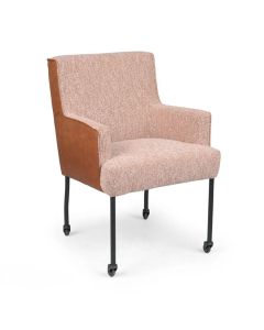 Eetkamerstoel Dewi met arm in beige bouclé en cognackleurig leer, zwart metalen frame met wieltjes, schuin van voren gefotografeerd.