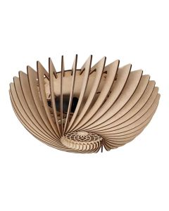 Plafondlamp Orb Naturel van Blij Design met ronde spiraalvormige houten lamellen, gezien schuin van onderen op witte achtergrond, zwart armatuur in het midden.