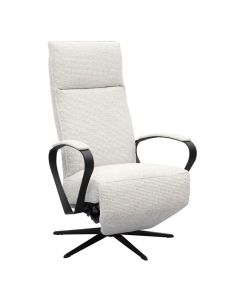 Relaxfauteuil Lavik in lichte stof met zwart metalen armleuningen en draaivoet, schuin van voren gefotografeerd.