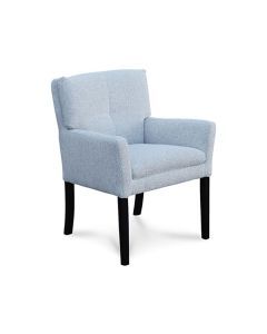 Moderne eetkamerstoel met armleuningen in lichtgrijze stof, ruime zitting en zwarte houten poten, gefotografeerd schuin van voren tegen een witte achtergrond.