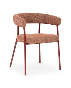 Eetstoel Yovi in bordeauxrode stof Fermo, schuin vooraanzicht met open rugleuning en rood metalen frame.