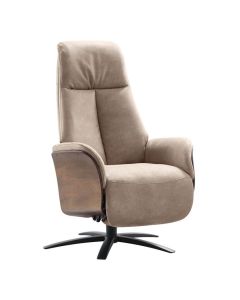 Relaxfauteuil Serio in beige stof met hoge rugleuning, armleuningen en donkere houten zijkant, op zwarte metalen stervoet.