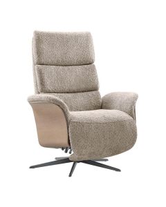 Vooraanzicht van relaxfauteuil Liri in taupe met zachte stof en houten zijpanelen.