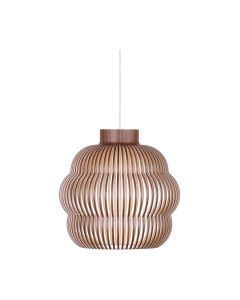 Hanglamp Kumulo 5200 in walnoot, gemaakt van form-geperst berkenhout met golvende houten lamellen en zwarte kabelset, vooraanzicht.
