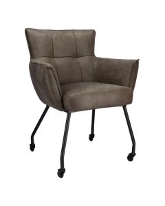 Donkergrijze eetkamerstoel Novile met armleuningen, microleder bekleding en zwarte metalen poten met wieltjes.