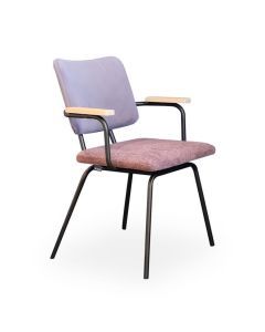 Eetkamerstoel Luko met armleuningen in een combinatie van paarse en roze bekleding, met een metalen frame in zwart.