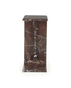 Bijzettafel Mirage van By-Boo in diep roodbruin marmer met gepolijste afwerking, vooraanzicht.