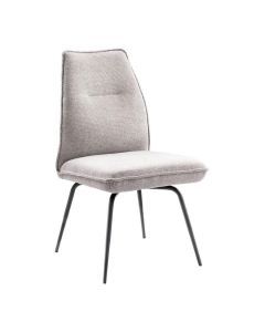 Schuin zijaanzicht van de INHOUSE Hatomi eetkamerstoel in lichtgrijze stof, zonder armleuningen en met zwarte metalen poten.