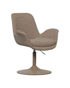 Schuin vooraanzicht van de WOOOD Marten eetkamerstoel in zandkleurige stof met ronde metalen draaivoet.