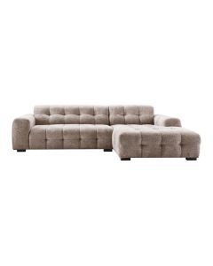 Moderne hoekbank Piastri van INHOUSE in taupe stof met chaise longue rechts en brede zitvlakken, gefotografeerd frontaal.