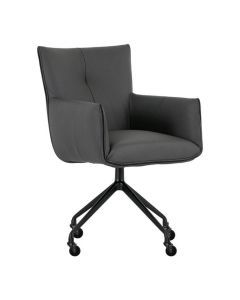 Grijze leren eetkamerstoel met armleuningen en wieltjes, gezien vanuit een schuin vooraanzicht.