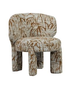 Een compacte fauteuil met opvallende bekleding in een natuurlijk bruine print en afgeronde vormen.