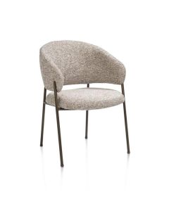 Eetkamerstoel Gavin van Henders & Hazel in vooraanzicht, met zachte lichtgrijze bekleding en slanke metalen poten in zwartgrijze kleur.