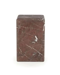 Bijzettafel Dice Red van rood marmer met witte aders, vooraanzicht.