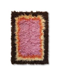 Vloerkleed Downtown van HKliving met langharige structuur en kleurverloop in roze, oranje, crème en donkerbruin op witte achtergrond.