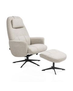 Close-up van de Henders & Hazel relaxfauteuil Torino in beige stof met bijpassende poef, beide op zwarte draaivoeten.