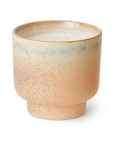  Geurkaars Vancouver van HKliving in beige keramieken pot met reactief glazuur en twee lonten, gezien van schuin voor.