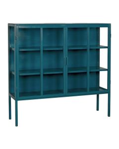 Metalen vitrinekast Kentucky in blauw met glazen deuren en metalen planken, gefotografeerd tegen een witte achtergrond.