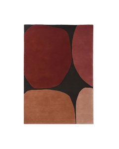 Handgemaakt vloerkleed van zuiver scheerwol met grafisch patroon in warme bruintinten, weergegeven in bovenaanzicht tegen een witte achtergrond.