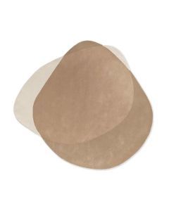 Vloerkleed Arp Natural met afgeronde organische vormen en zachte natureltinten, gefotografeerd van bovenaf op een witte achtergrond.