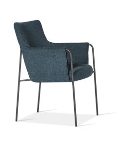 Design on Stock eetkamerstoel Myra in donkerblauwe stof, schuin van voren gefotografeerd op witte achtergrond met slank zwart metalen frame.