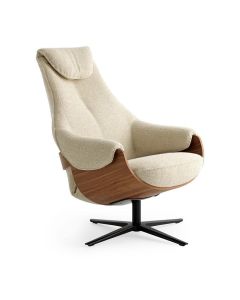 Leolux Cream draaifauteuil in beige stof met houten kuip en zwarte draaivoet vooraanzicht