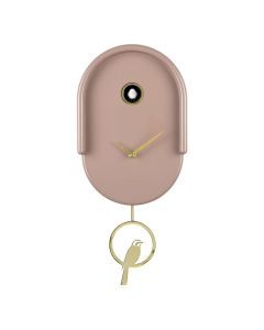 Karlsson wandklok Tweet in mocha brown, frontaanzicht met goudkleurige wijzers en pendel met vogeltje op witte achtergrond.