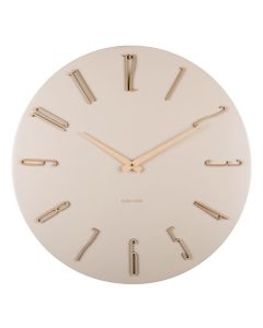 Ronde off white wandklok met verfijnde cijfers en slanke wijzers, frontaal beeld