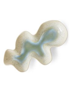 Bovenaanzicht van het HKLIVING Shell Oyster serveerschaaltje met golvende vorm en blauwgroene glazuur op een cr&egrave;me basis.