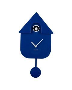Voorzijde Karlsson Modern Cuckoo wandklok in kobaltblauw met pendel en zilverkleurige wijzers.