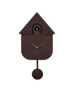 Vooraanzicht van de Karlsson Wandklok Modern Cuckoo Oro Earth Brown in huisvorm met slinger en goudkleurige wijzers.