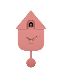 Vooraanzicht van de Karlsson Wandklok Modern Cuckoo Oro Rose in roze met goudkleurige wijzers en een zichtbaar koekoekje.