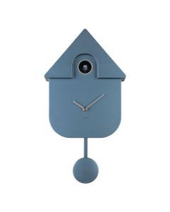 Karlsson wandklok Modern Cuckoo in metallic donkerblauw, met witte wijzers, pendel en een klein vogeltje zichtbaar bovenin.
