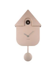 Vooraanzicht Karlsson Wandklok Modern Cuckoo Metallic Rose Gold met zichtbare pendel en zilveren wijzers.