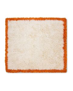 Vierkant vloerkleed Fluffy Retro van wol in cr&egrave;me met oranje rand, bovenaanzicht.
