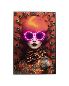 LED wandfoto met portret van roodharige vrouw met roze verlichte bril en pauwenveren achtergrond.