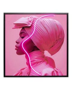 Wandfoto met vrouw in roze sjaal in zijaanzicht, roze LED-lijn volgt het profiel, omlijst met zwarte lijst tegen roze achtergrond.