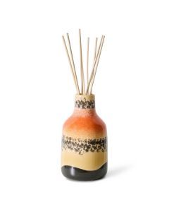 HKLIVING 70s Ceramics Fragrance Sticks Tulum met keramieken houder in oranje, beige en zwart, gevuld met geurstaafjes.